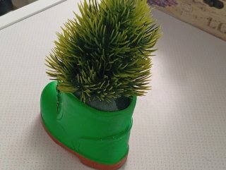 Figura cerámica verde  con forma de bota, con pino