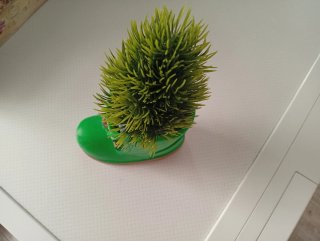 Figura cerámica verde  con forma de bota, con pino