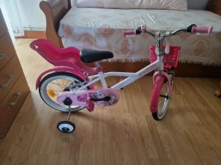 Bicicleta infantil rosa con cesta