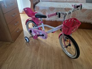 Bicicleta infantil rosa con cesta