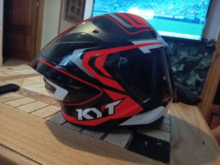 Casco Kyt Deportivo con Visera Oscura