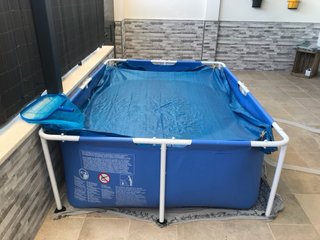 Piscina familiar azul