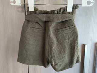 Pantalón corto verde con cinturón