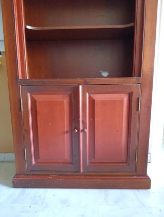 Estantería de madera marrón y roja