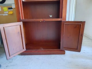Estantería de madera marrón y roja