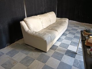 Sofá de piel beige