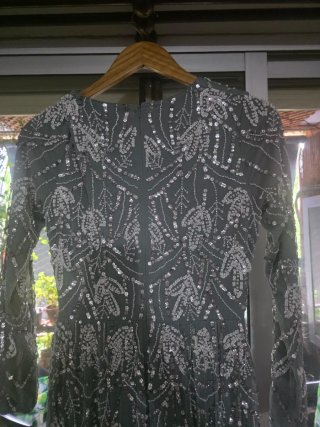 Vestido de fiesta gris con pedrería