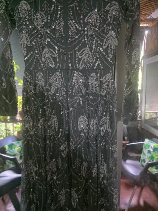 Vestido de fiesta gris con pedrería