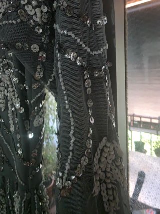 Vestido de fiesta gris con pedrería