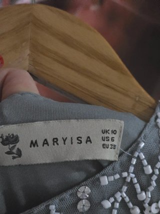 Vestido de fiesta gris con pedrería