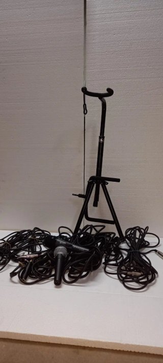 Amplificador Behringer con cables y juego de voces