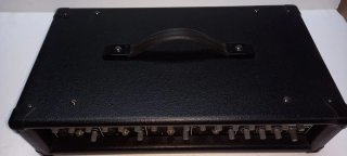 Amplificador Behringer con cables y juego de voces