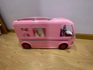 Caravana Barbie con piscina y accesorios