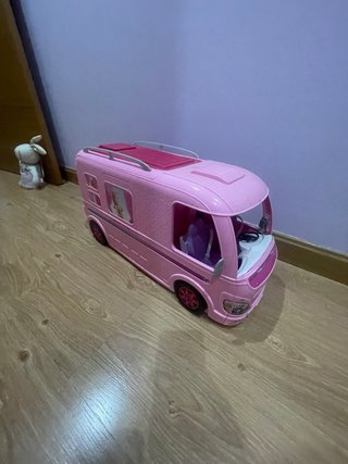Caravana Barbie con piscina y accesorios