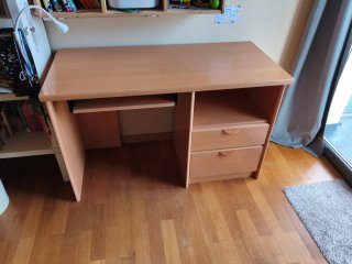 Escritorio de madera con cajones