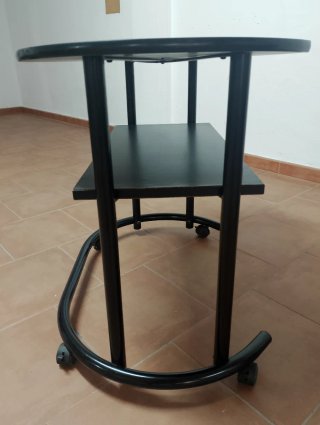 Mesa auxiliar negra con ruedas