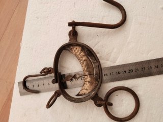 Báscula romana media luna antigua