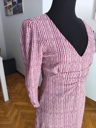 Vestido midi estampado rosa y beige