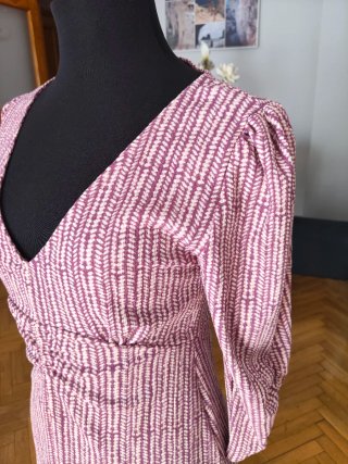 Vestido midi estampado rosa y beige