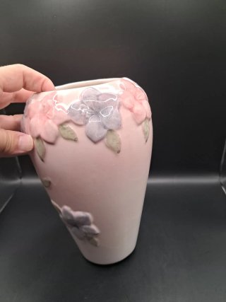 Florero de cerámica rosa con flores