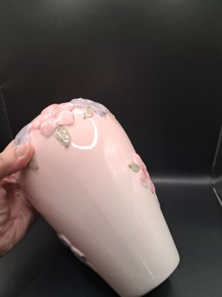 Florero de cerámica rosa con flores