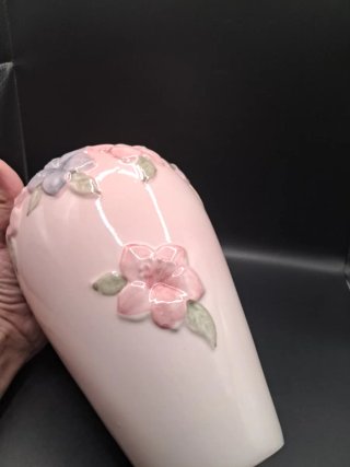 Florero de cerámica rosa con flores
