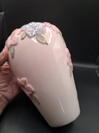 Florero de cerámica rosa con flores