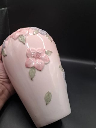 Florero de cerámica rosa con flores