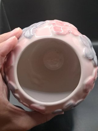 Florero de cerámica rosa con flores