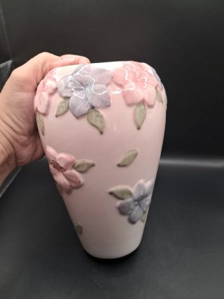 Florero de cerámica rosa con flores