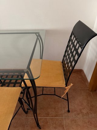 Mesa de cristal con 4 sillas