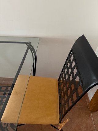 Mesa de cristal con 4 sillas