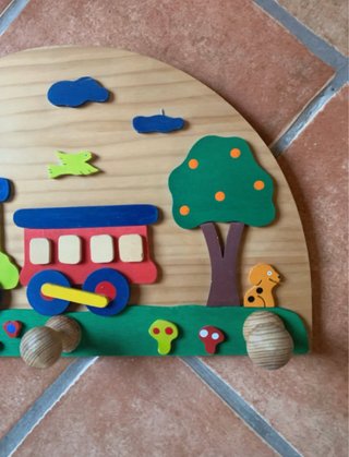 Perchero infantil tren madera