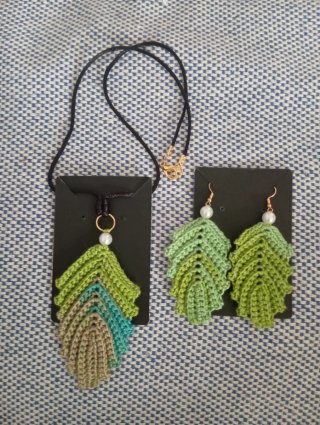 Conjunto collar y pendientes hoja crochet