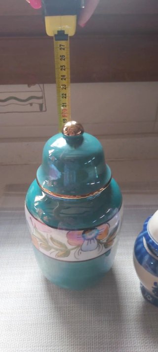Dos jarrones de cerámica decorados