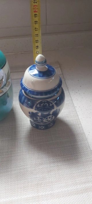 Dos jarrones de cerámica decorados