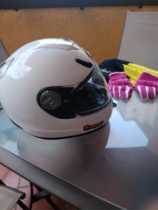 Casco de moto Scorpion y guantes AceRats