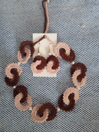 Conjunto de ganchillo: gargantilla y pendientes