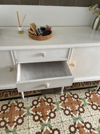 Aparador blanco madera y mimbre