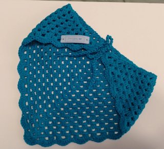 Bandana a crochet beige y azul, tejido a mano.