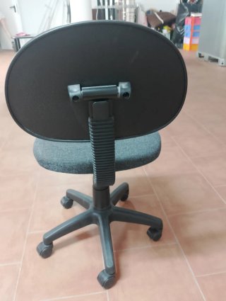 Silla de oficina giratoria gris