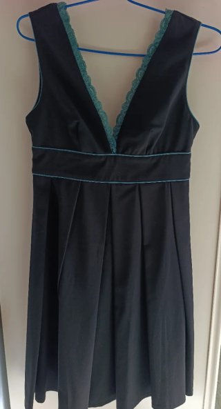 Vestido fiesta negro con ribetes verdes T.42