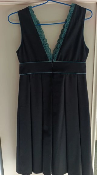 Vestido fiesta negro con ribetes verdes T.42