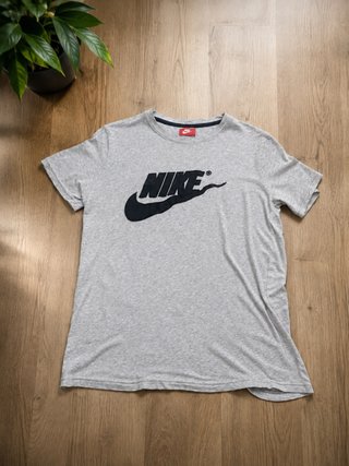 Camiseta Nike Gris Logo Swoosh
