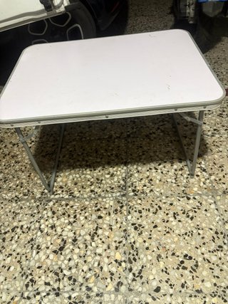 Mesa plegable de plástico y madera