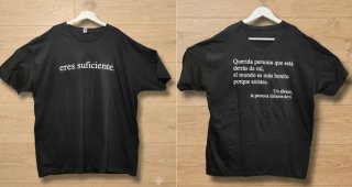 Camiseta negra con mensaje eres suficiente