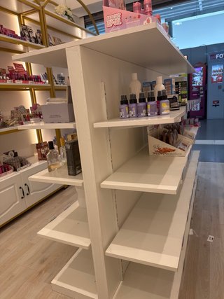 Regalo Estantería central tienda vacía