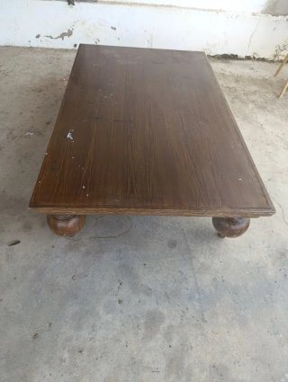 Mesa de madera marrón para celador