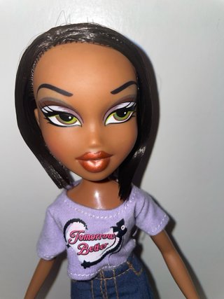 Muñeca Bratz con falda vaquera