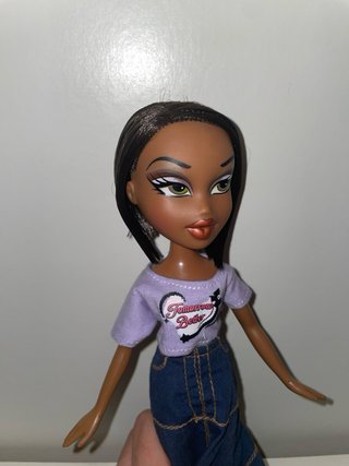 Muñeca Bratz con falda vaquera